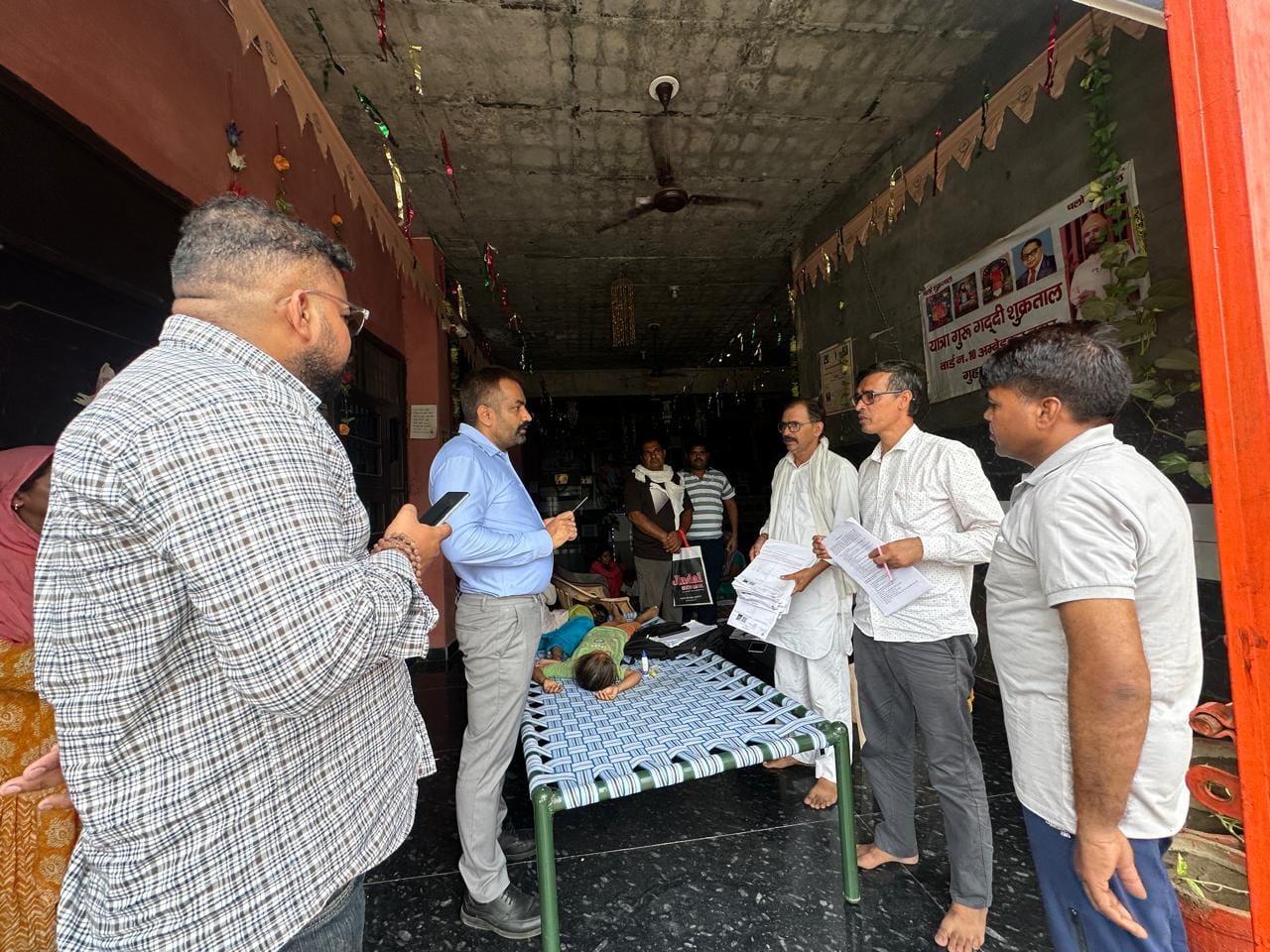 बूथों का निरीक्षण करते एसडीएम। प्रवक्ता