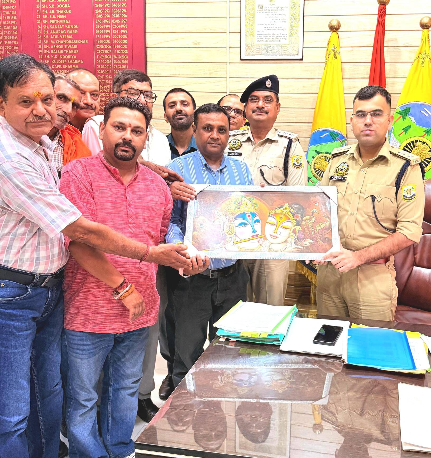 डायरी की खबर का फोटोउच्च विद्यालय सुंगल में आयोजित एसएमसी की बैठक में उपस्थित अभिभावक व अन्य। स