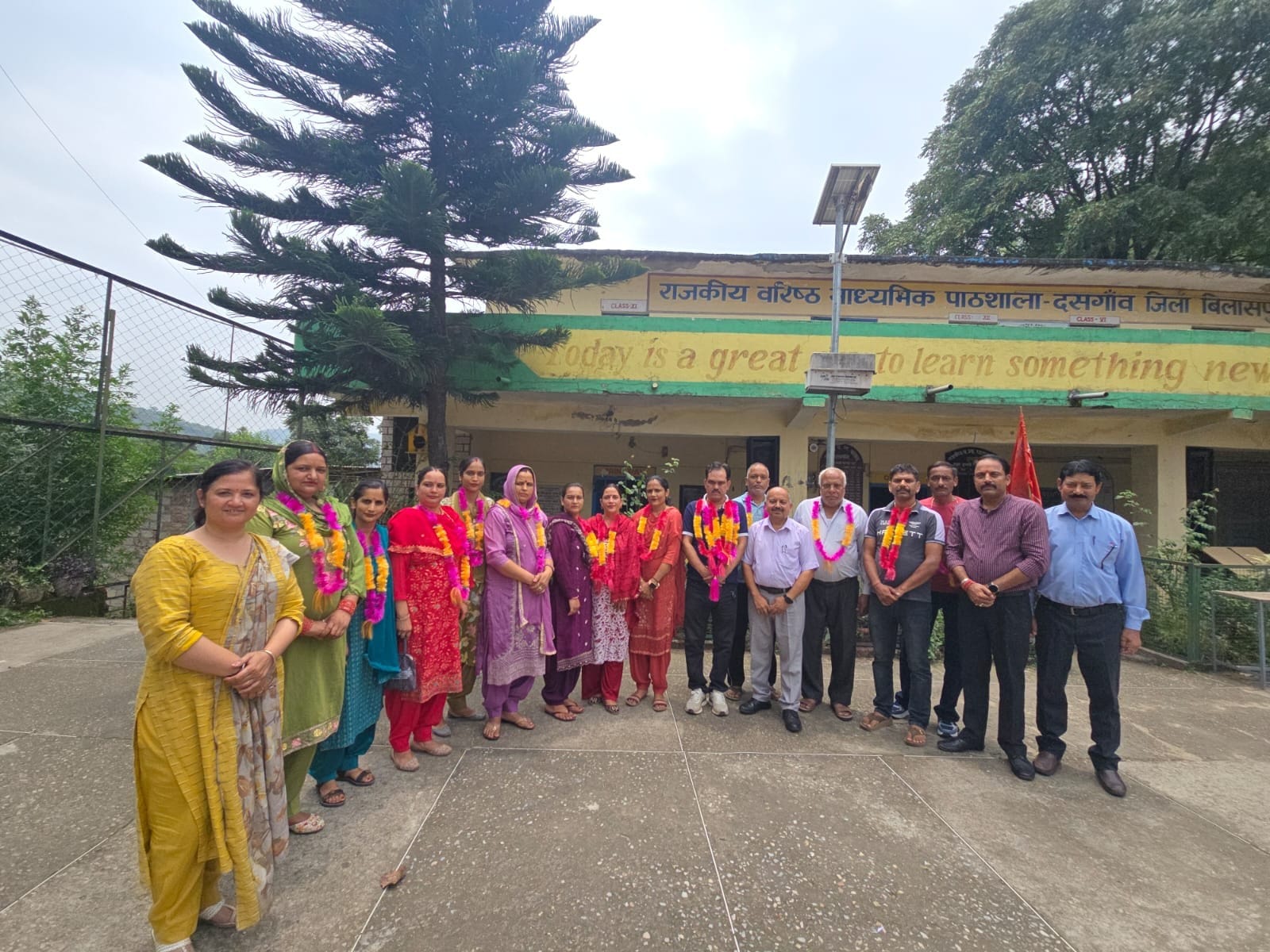 डायरी की खबर का फोटोउच्च विद्यालय सुंगल में आयोजित एसएमसी की बैठक में उपस्थित अभिभावक व अन्य। स