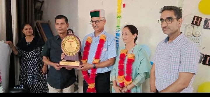 डायरी की खबर का फोटोउच्च विद्यालय सुंगल में आयोजित एसएमसी की बैठक में उपस्थित अभिभावक व अन्य। स