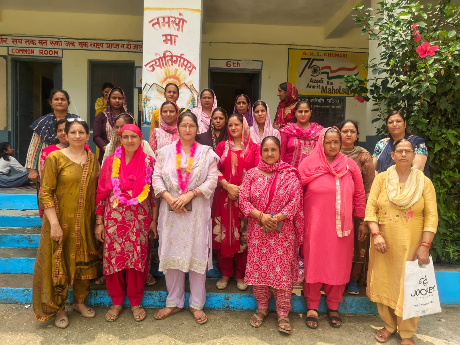 डायरी की खबर का फोटोउच्च विद्यालय सुंगल में आयोजित एसएमसी की बैठक में उपस्थित अभिभावक व अन्य। स