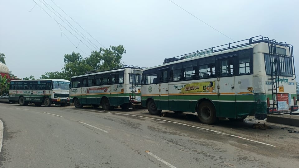 एचआरटीसी वर्कशॉप हमीरपुर में जगह नहीं मिलने पर सड़क किनारे खड़ी बसें। संवाद