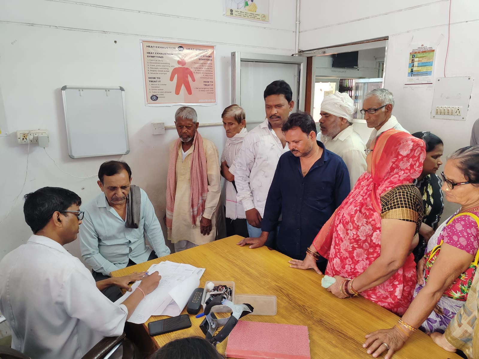 फोटो-1- पर्चा काउंटर के बाहर लगी मरीजों की कतारें। संवाद फोटो-1- पर्चा काउंटर के बाहर लगी मरीजों की कतारें। संवाद