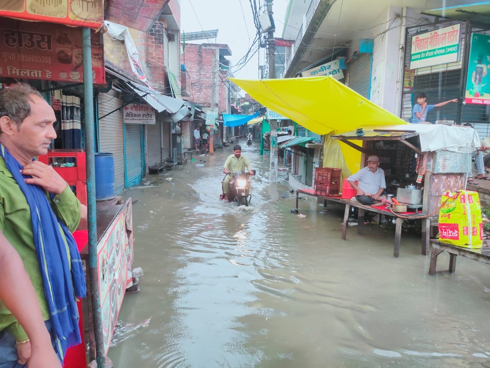 फोटो-10-चकलवंशी चौराहा चौड़ीकरण में निर्माणाधीन नाली में भरा पानी। संवाद फोटो-10-चकलवंशी चौराहा चौड़ीकरण में निर्माणाधीन नाली में भरा पानी। संवाद