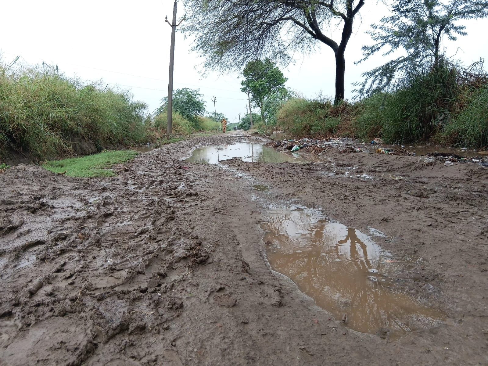 फोटो-10-चकलवंशी चौराहा चौड़ीकरण में निर्माणाधीन नाली में भरा पानी। संवाद फोटो-10-चकलवंशी चौराहा चौड़ीकरण में निर्माणाधीन नाली में भरा पानी। संवाद