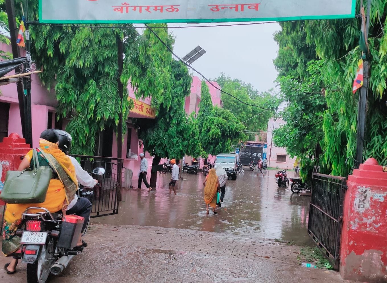 फोटो-10-चकलवंशी चौराहा चौड़ीकरण में निर्माणाधीन नाली में भरा पानी। संवाद फोटो-10-चकलवंशी चौराहा चौड़ीकरण में निर्माणाधीन नाली में भरा पानी। संवाद