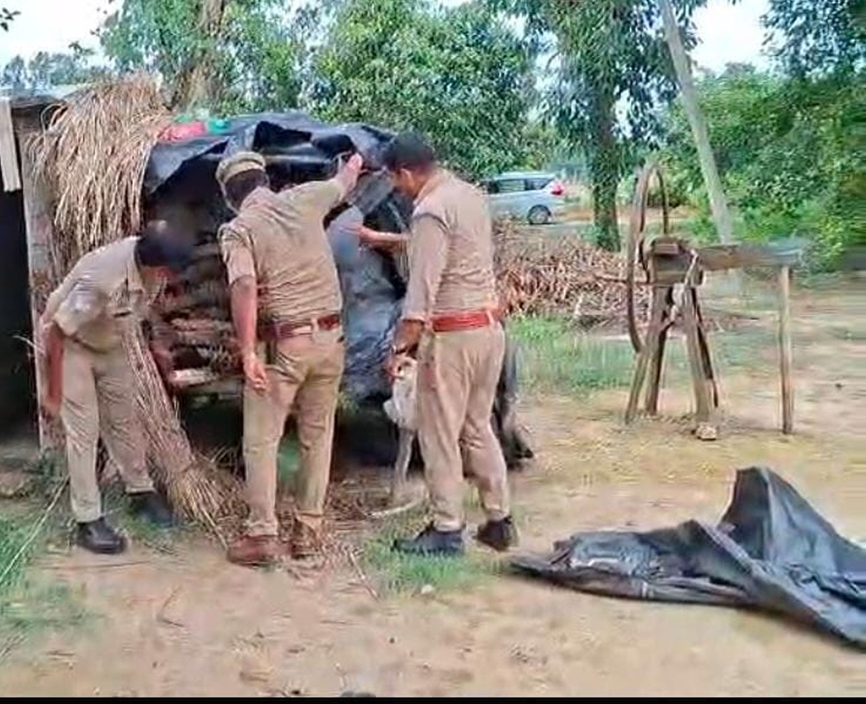 फोटो 18- राम मंदिर के चढ़ावा चोरी करने के आरोपी के गांव में भूसे में रुपये तलाशती पुलिस। संवाद