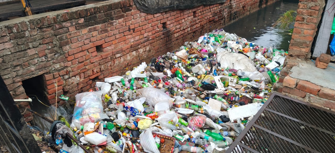 फोटो - 25 नगर पालिकाध्यक्ष गिरजा चौधरी के घर के सामने भरा पानी। संवाद