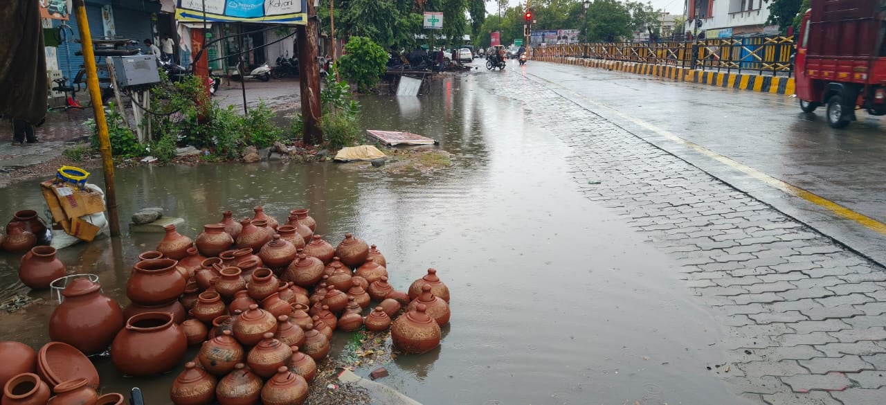फोटो - 25 नगर पालिकाध्यक्ष गिरजा चौधरी के घर के सामने भरा पानी। संवाद