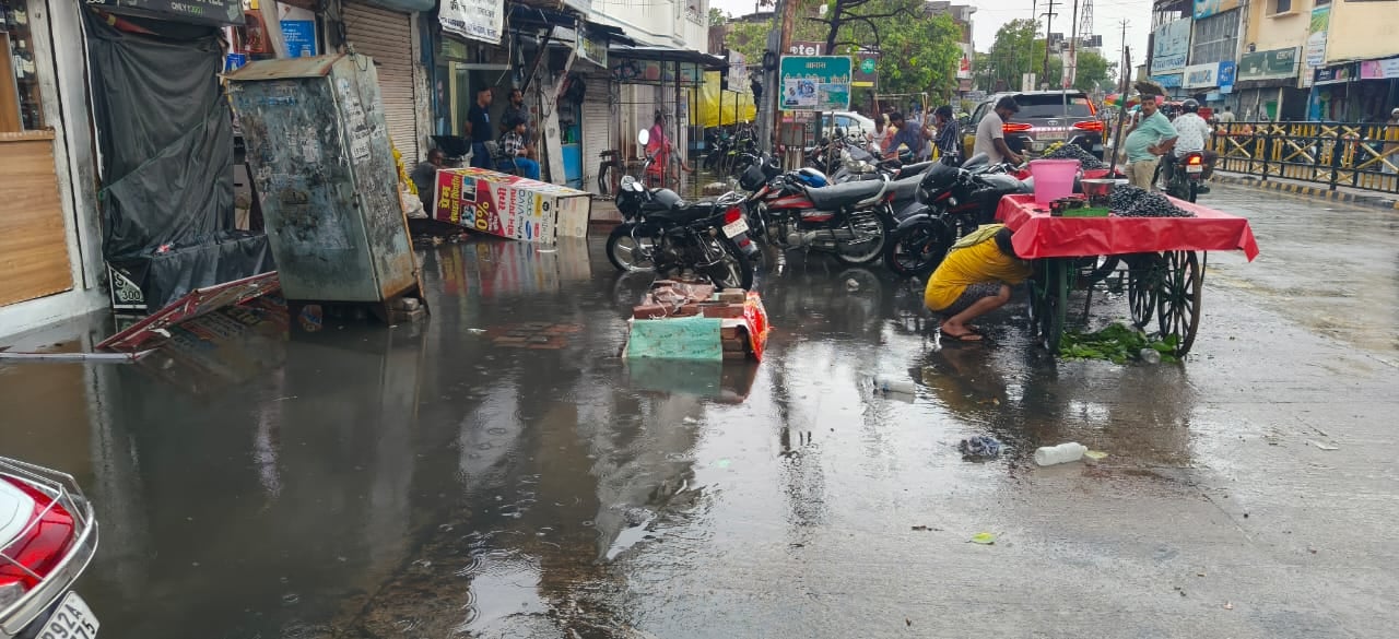 फोटो - 25 नगर पालिकाध्यक्ष गिरजा चौधरी के घर के सामने भरा पानी। संवाद