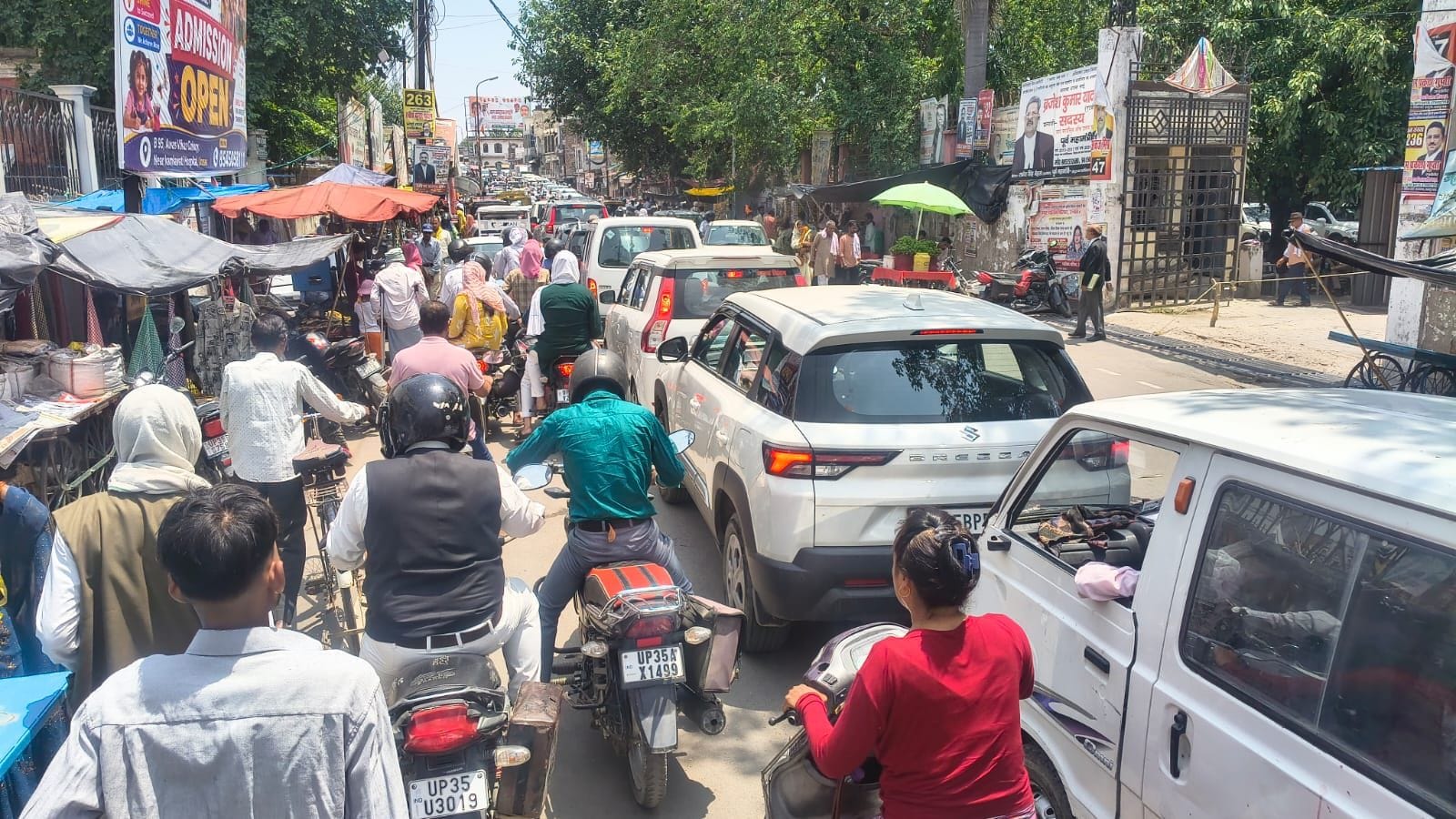 फोटो-28- खाली पड़ी कचहरी पुल के नीचे बनाई गई वाहन पार्किंग। संवाद