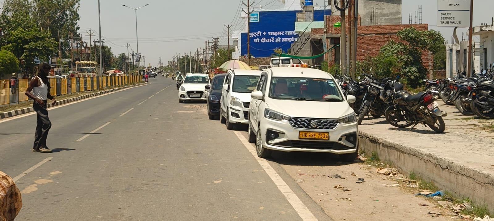 फोटो-3 सेंट्रल जेल चौकी के बाहर खड़ी दुर्घटनाग्रस्त कार। संवाद