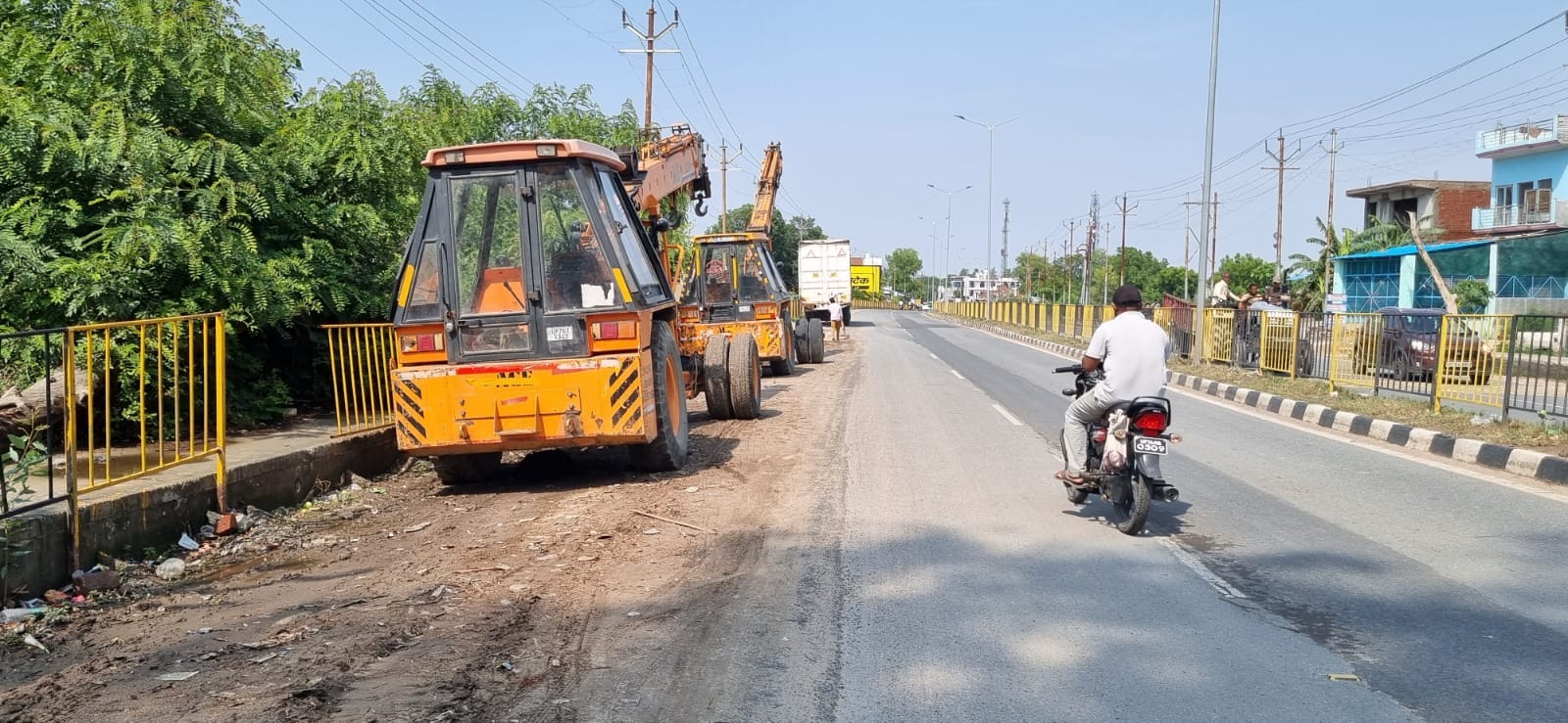 फोटो-3 सेंट्रल जेल चौकी के बाहर खड़ी दुर्घटनाग्रस्त कार। संवाद