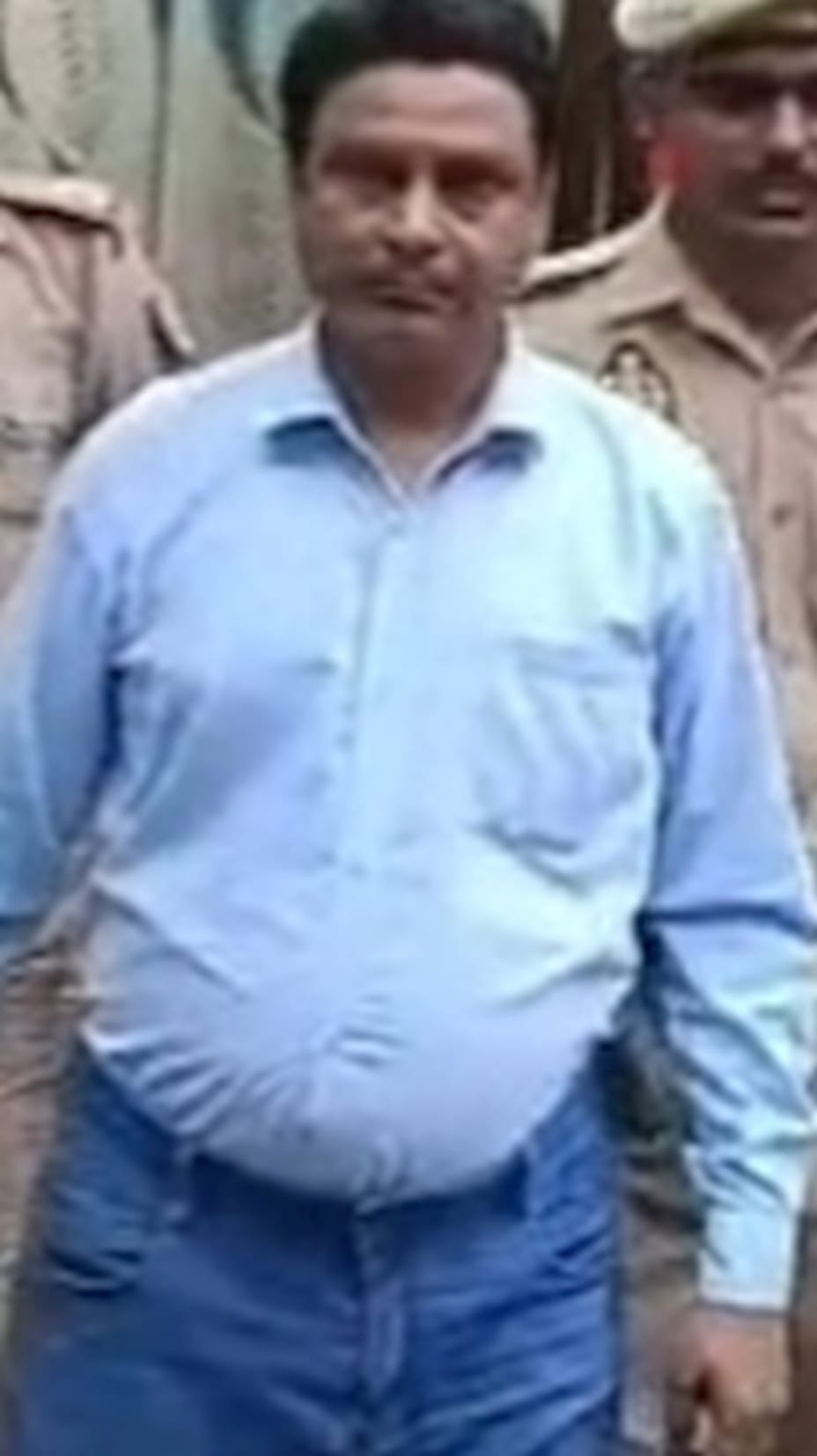 गिरफ्तार स्टोर संचालक व बरामद नशीली दवाएं। गिरफ्तार स्टोर संचालक व बरामद नशीली दवाएं।