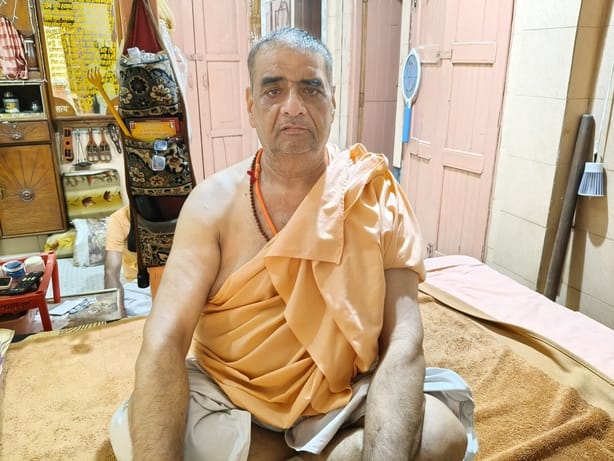 गांव काहनौर की ब्राह्मण चौपाल में बैठे बुजुर्ग। संवाद
