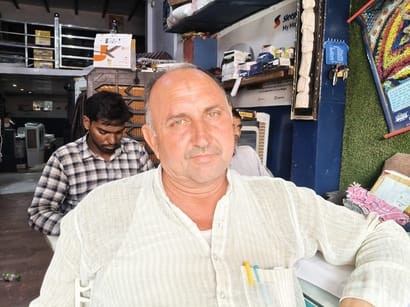 गांव काहनौर की ब्राह्मण चौपाल में बैठे बुजुर्ग। संवाद