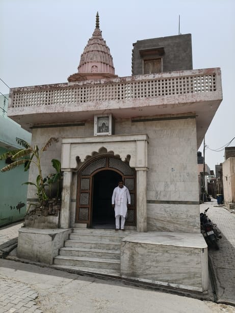 गांव काहनौर की ब्राह्मण चौपाल में बैठे बुजुर्ग। संवाद