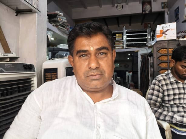 गांव काहनौर की ब्राह्मण चौपाल में बैठे बुजुर्ग। संवाद