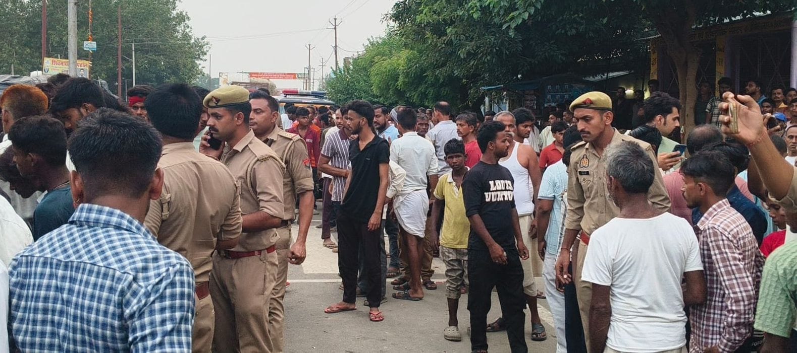 घटना स्थल पर रोते सतेंद्र यादव के बच्चे। संवाद घटना स्थल पर रोते सतेंद्र यादव के बच्चे। संवाद