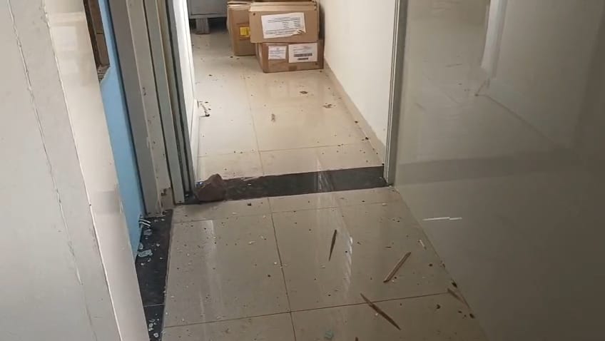 घुवारा अस्पताल में डॉक्टरों और स्टाफ पर हमला, अस्पताल में तोड़फोड़ शासकीय दस्तावेज भी फाड़े।
