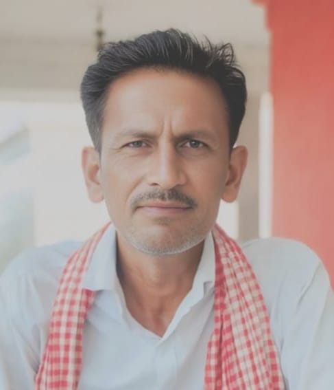हादसे के बाद न्यूरिया कॉलोनी रेलवे फाटक के पास मौजूद ग्रामीण।संबाद