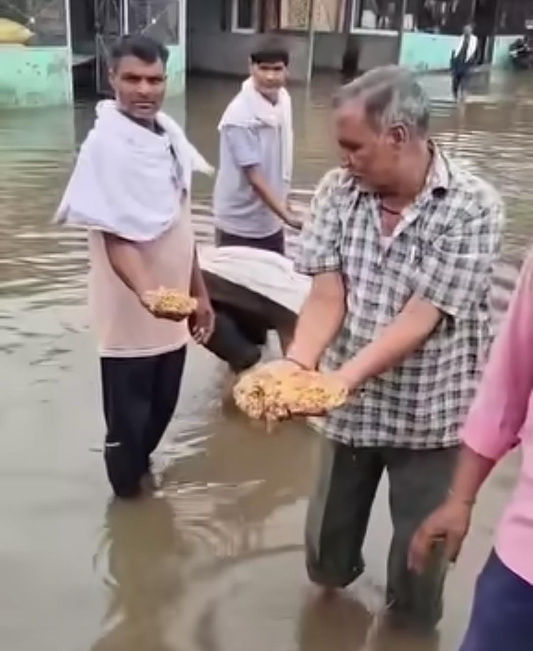 जहांगीराबाद की गली में भरा बारिश का पानी। संवाद जहांगीराबाद की गली में भरा बारिश का पानी। संवाद