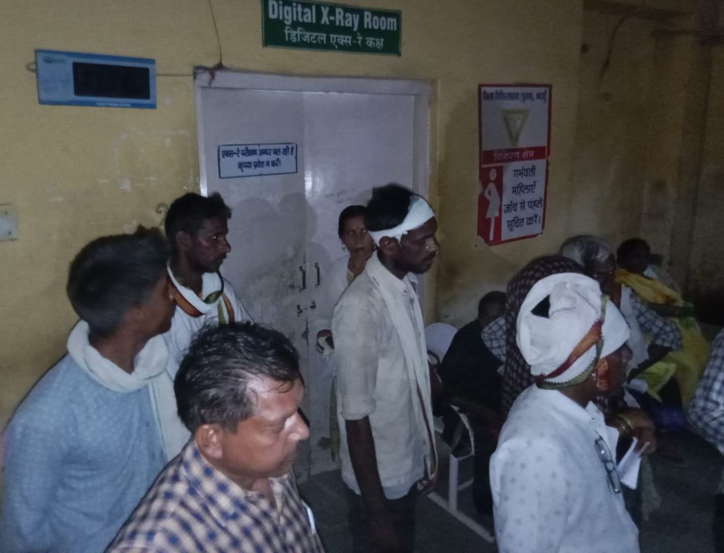 जिला अस्पताल में एक्स-रे कक्ष के बाहर बैठे लोग। संवाद जिला अस्पताल में एक्स-रे कक्ष के बाहर बैठे लोग। संवाद
