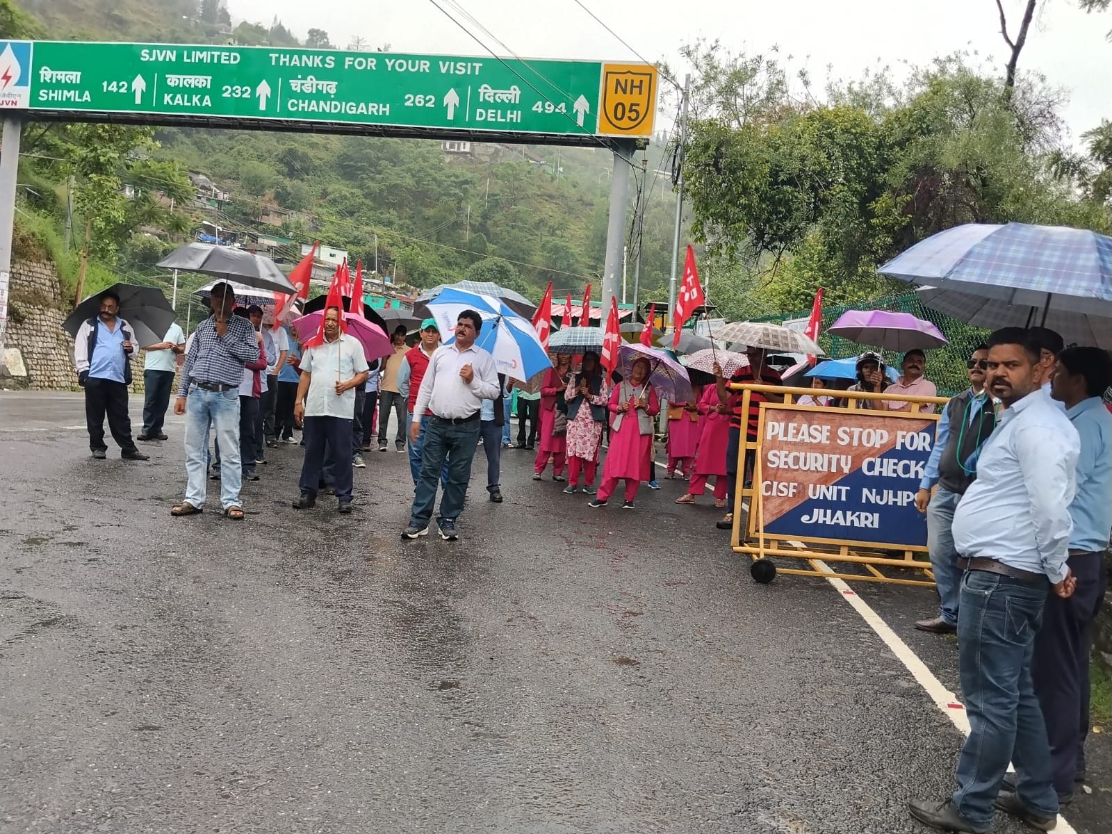 झाकड़ी में मांगों को लेकर प्रदर्शन करते संविदा कर्मचारी। स्रोत : यूनियन। झाकड़ी में मांगों को लेकर प्रदर्शन करते संविदा कर्मचारी। स्रोत : यूनियन।