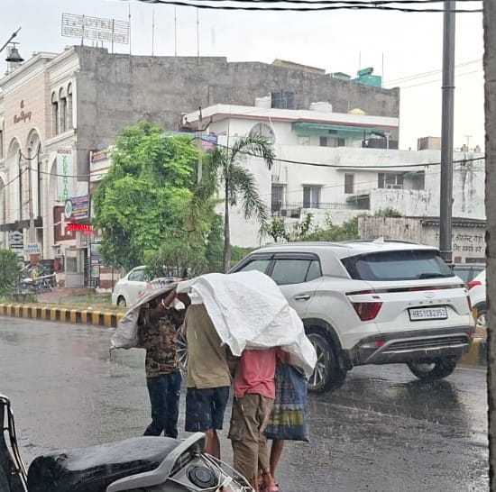 झमाझम बारिश के बीच शहर के गोबिंदपुरी रोड से गुजरते लोग। संवाद झमाझम बारिश के बीच शहर के गोबिंदपुरी रोड से गुजरते लोग। संवाद