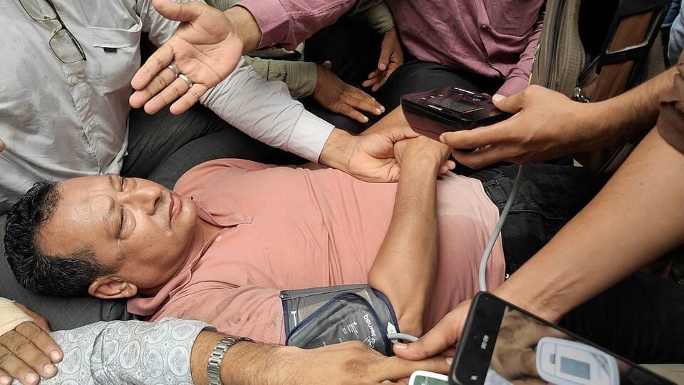 Burhanpur News: बिना बारिश डूब रही सड़क, कीचड़ में बैठकर पार्षदों ने खोला नगर निगम के खिलाफ मोर्चा
