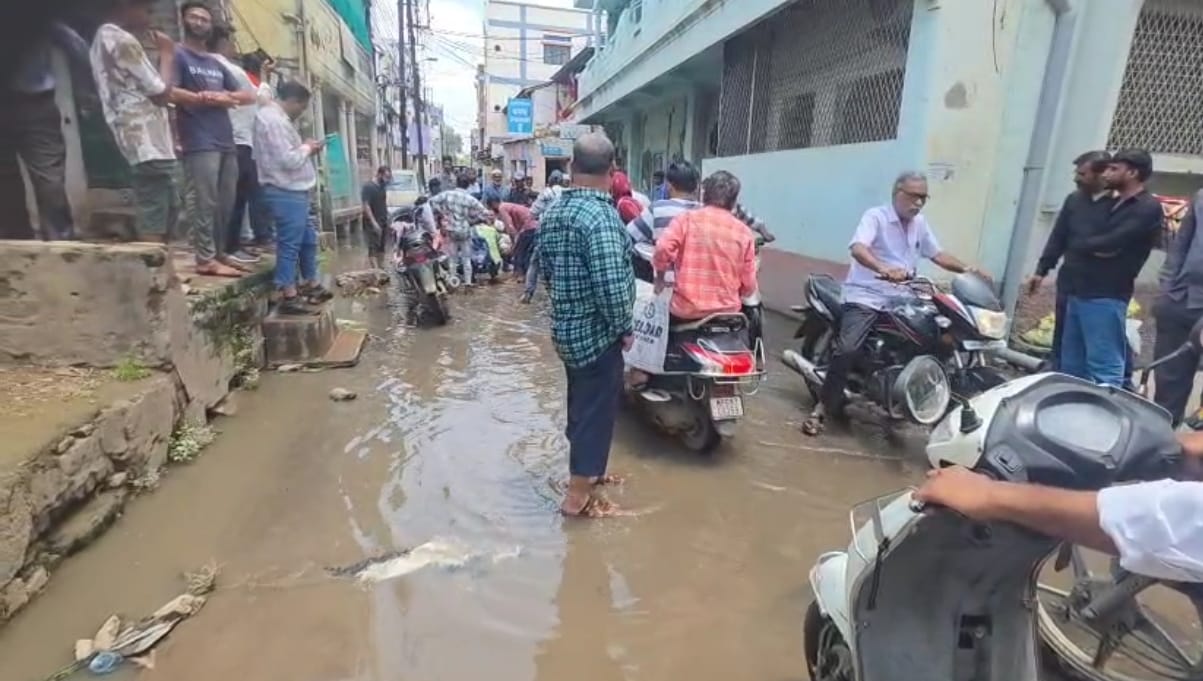 महापौर को बुलाओ! गंदगी के बीच पार्षदों का जल आंदोलन, नगर निगम पर फूटा आक्रोश! महापौर को बुलाओ! गंदगी के बीच पार्षदों का जल आंदोलन, नगर निगम पर फूटा आक्रोश!