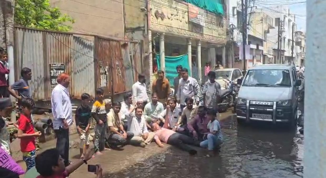 महापौर को बुलाओ! गंदगी के बीच पार्षदों का जल आंदोलन, नगर निगम पर फूटा आक्रोश! महापौर को बुलाओ! गंदगी के बीच पार्षदों का जल आंदोलन, नगर निगम पर फूटा आक्रोश!