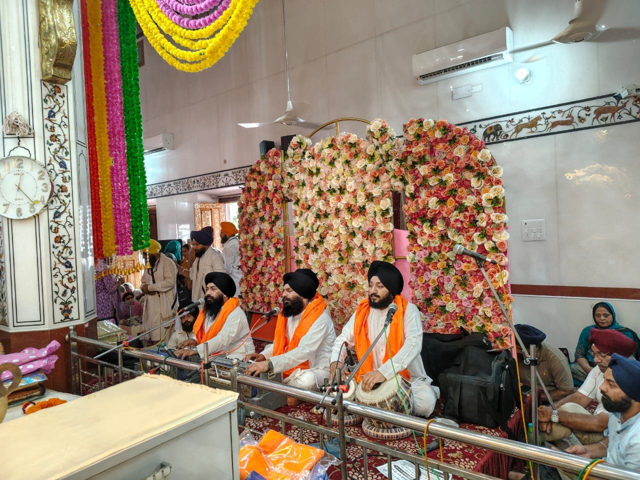 कुरुक्षेत्र। गुरुद्वारे में सरबत के भले की अरदास करती संगत। स्वयं कुरुक्षेत्र। गुरुद्वारे में सरबत के भले की अरदास करती संगत। स्वयं
