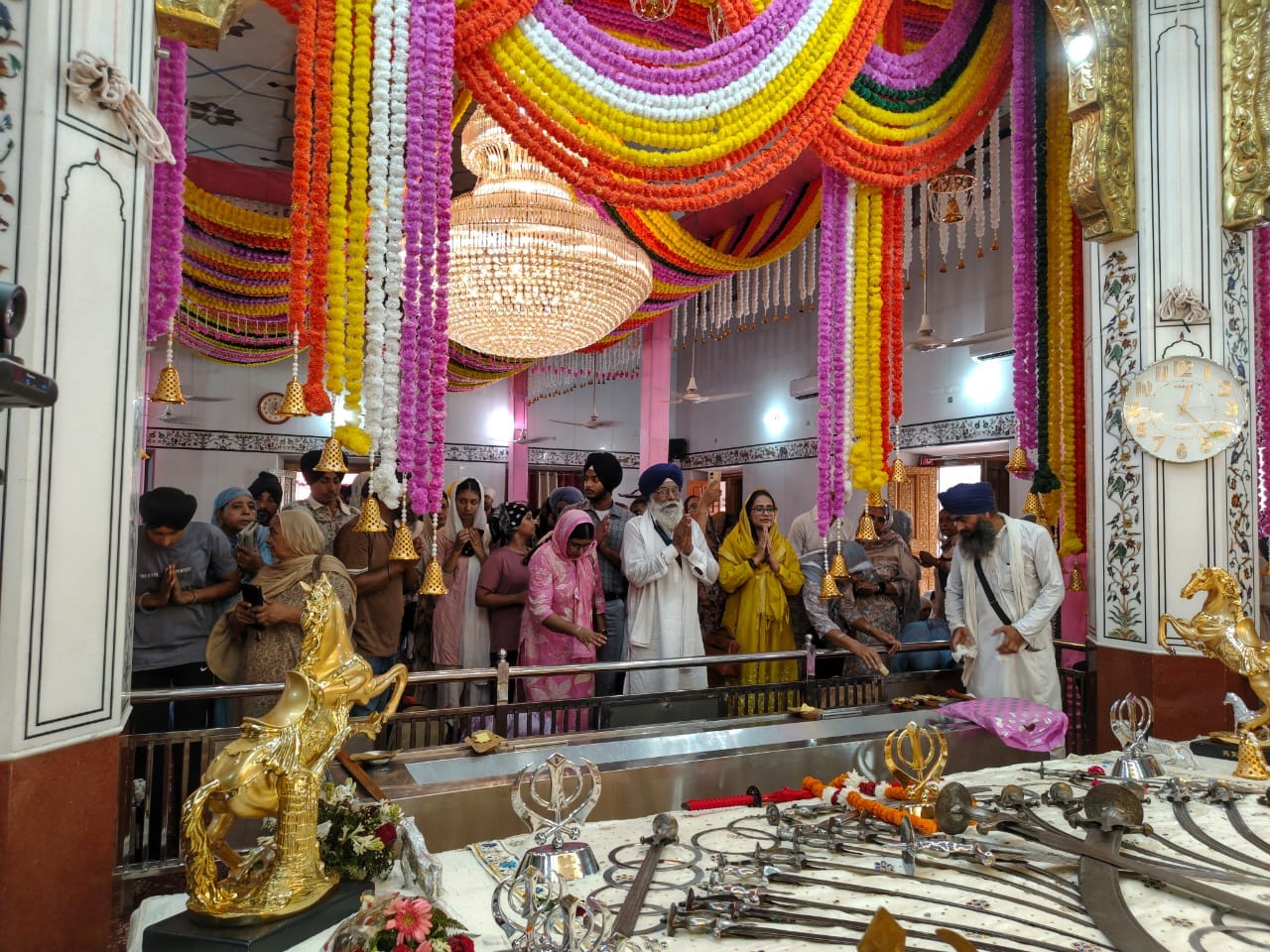 कुरुक्षेत्र। गुरुद्वारे में सरबत के भले की अरदास करती संगत। स्वयं कुरुक्षेत्र। गुरुद्वारे में सरबत के भले की अरदास करती संगत। स्वयं