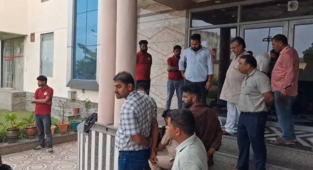 कोटपूतली में बिना फायर एनओसी के चलते संस्थाओं को किया सीज। कोटपूतली में बिना फायर एनओसी के चलते संस्थाओं को किया सीज।