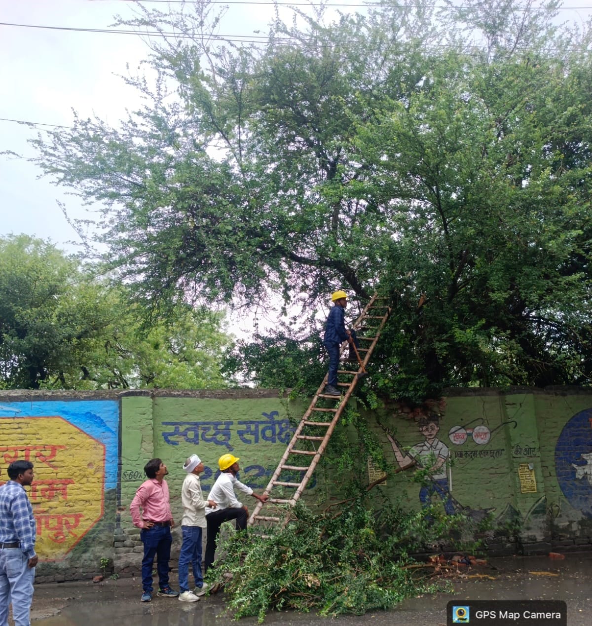 खुटार के बिजली उपकेंद्र में भरा पानी निकालने का प्रयास करते कर्मचारी। संवाद