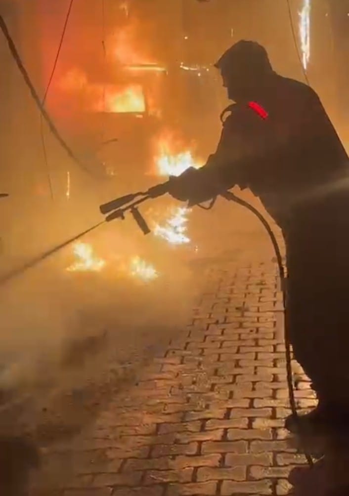 The Fire That Started From The Transformer Reached The Mobil Oil Warehouse, Burning 5 Vehicles And An Auto. – Ghaziabad News The Fire That Started From The Transformer Reached The Mobil Oil Warehouse, Burning 5 Vehicles And An Auto. – Ghaziabad News