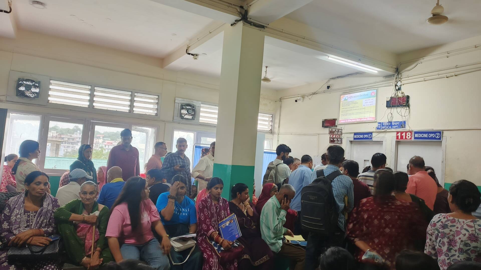 मेडिकल कॉलेज हमीरपुर में विभिन्न जांच के लिए बिल कटवाने के लिए कतारों में मरीज। संवाद