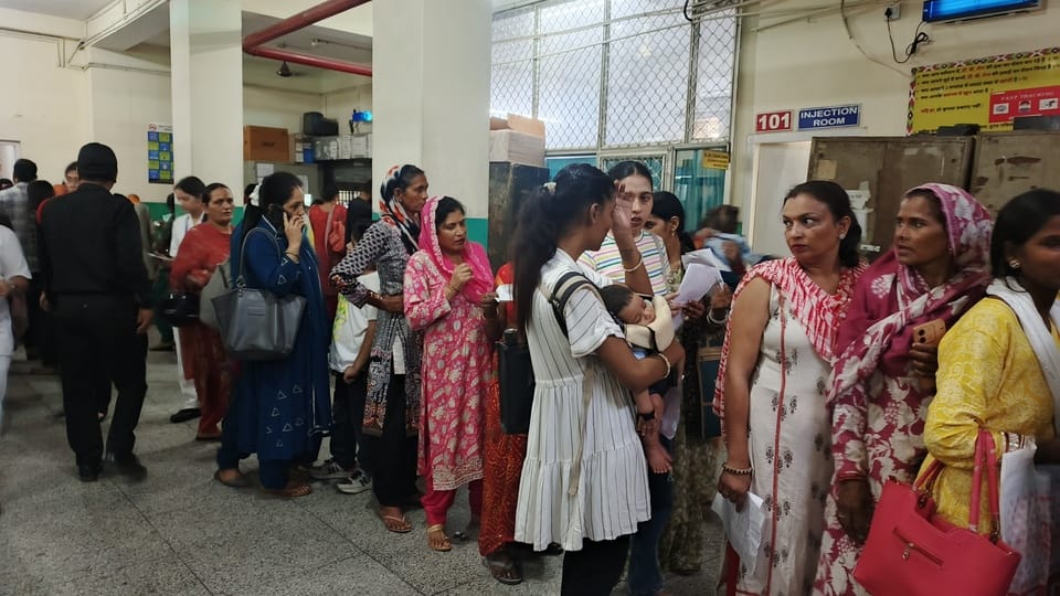मेडिकल कॉलेज हमीरपुर में विभिन्न जांच के लिए बिल कटवाने के लिए कतारों में मरीज। संवाद