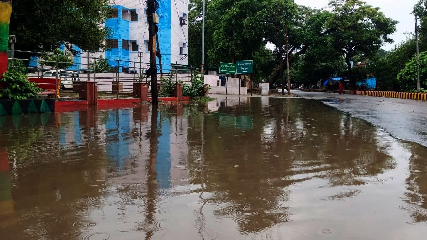 मोहल्ला बाडूजई प्रथम में पाइप डालने के लिए खोदी गई सड़क धंसने से फंसी कार। स्रोत: जागरूक पाठक