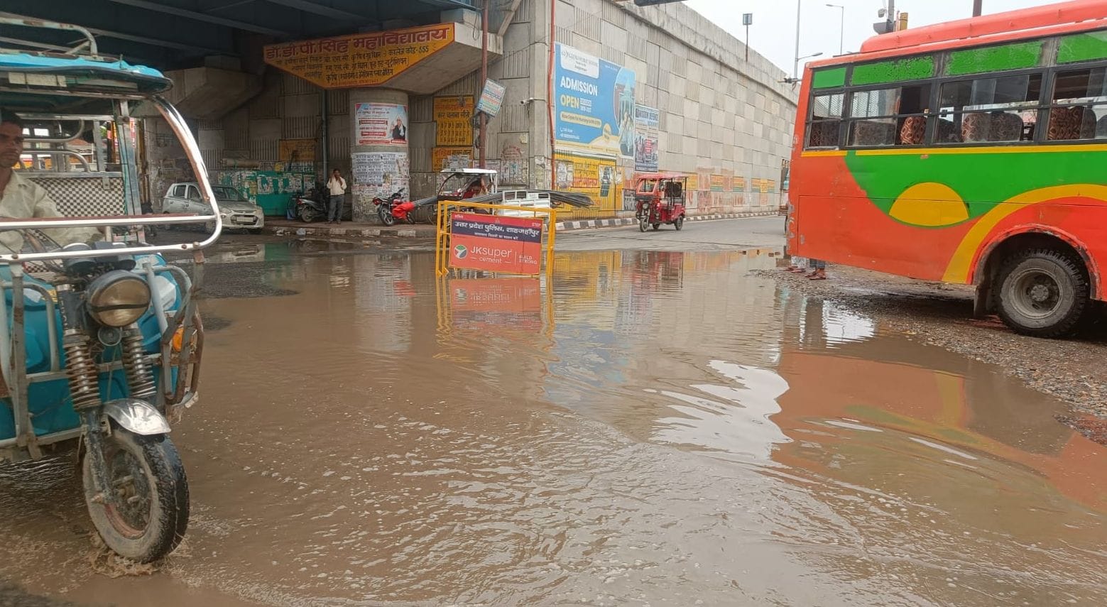 मोहल्ला बाडूजई प्रथम में पाइप डालने के लिए खोदी गई सड़क धंसने से फंसी कार। स्रोत: जागरूक पाठक