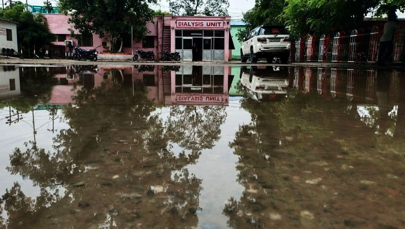 मोहल्ला बाडूजई प्रथम में पाइप डालने के लिए खोदी गई सड़क धंसने से फंसी कार। स्रोत: जागरूक पाठक