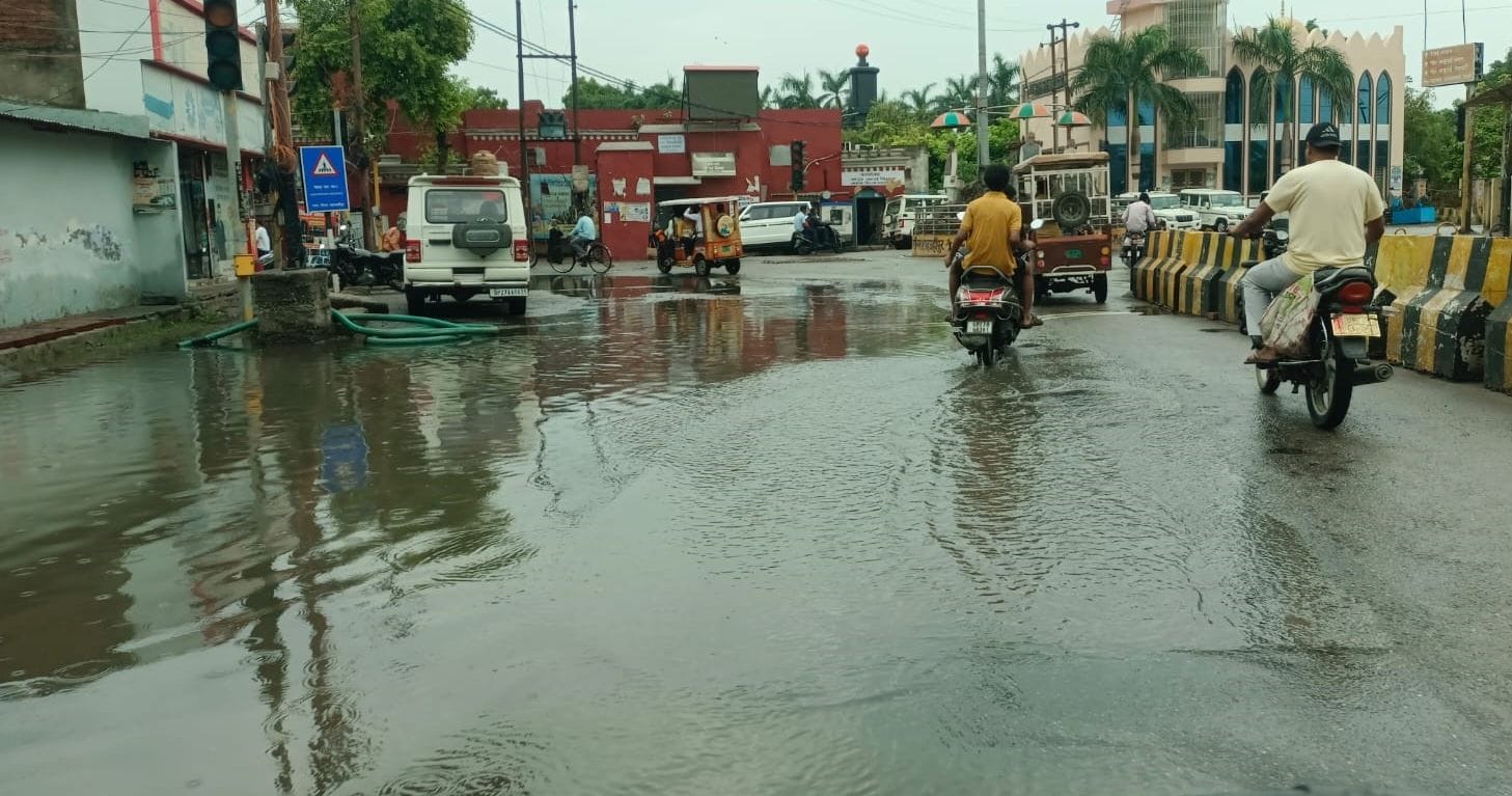 मोहल्ला बाडूजई प्रथम में पाइप डालने के लिए खोदी गई सड़क धंसने से फंसी कार। स्रोत: जागरूक पाठक