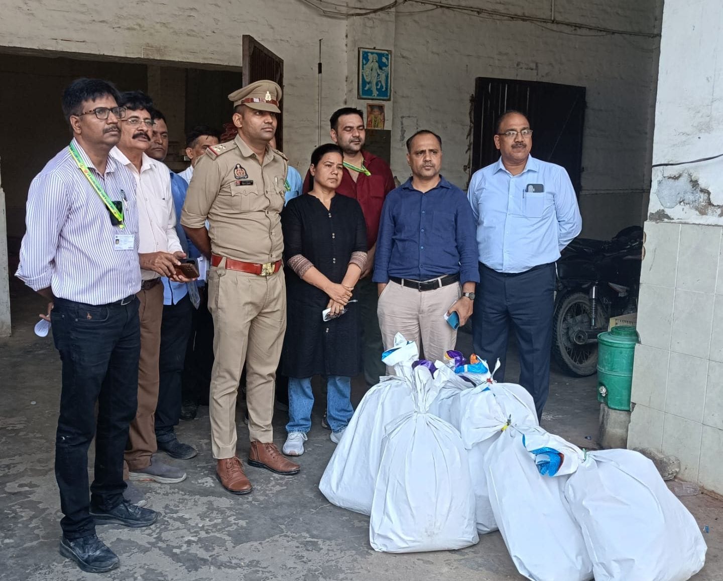 मिल परिसर में विभिन्न ब्रांडों के लगे हुए बोरे। स्रोत: प्रशासन मिल परिसर में विभिन्न ब्रांडों के लगे हुए बोरे। स्रोत: प्रशासन