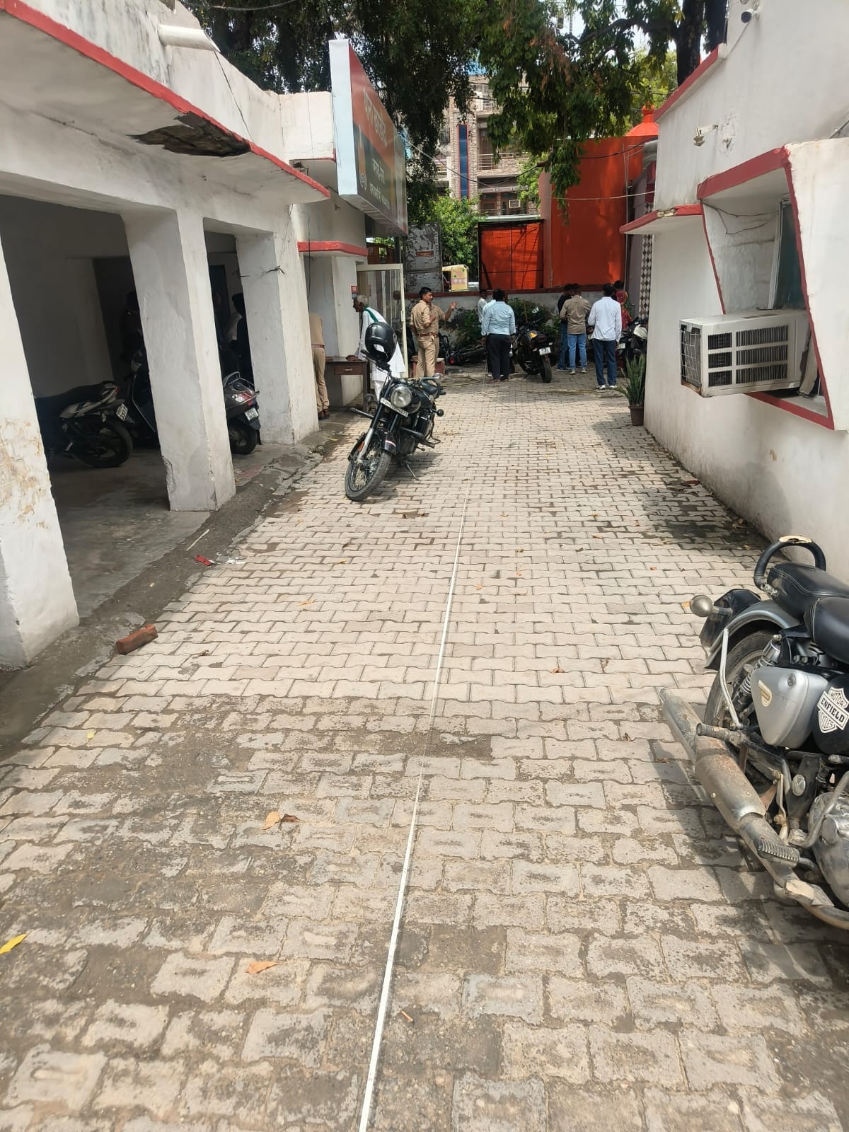 मस्जिद प्रकरण में खरखौदा थाना पहुंची राजस्व विभाग की टीम पुलिस से वार्ता करते हुए (संवाद) मस्जिद प्रकरण में खरखौदा थाना पहुंची राजस्व विभाग की टीम पुलिस से वार्ता करते हुए (संवाद)