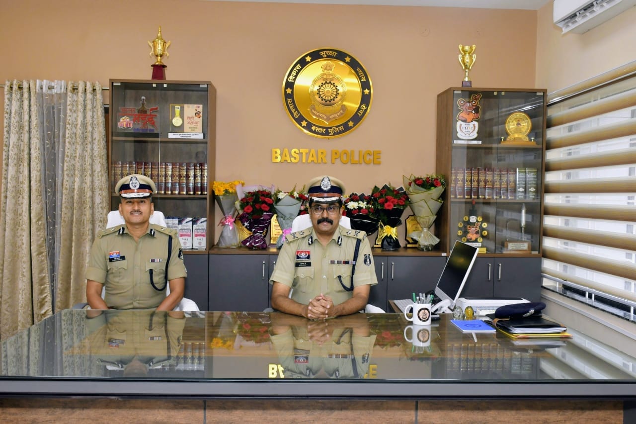 नए आईजी का स्वागत करने के साथ ही पदभार देते आईजी बस्तर सुंदरराज पी