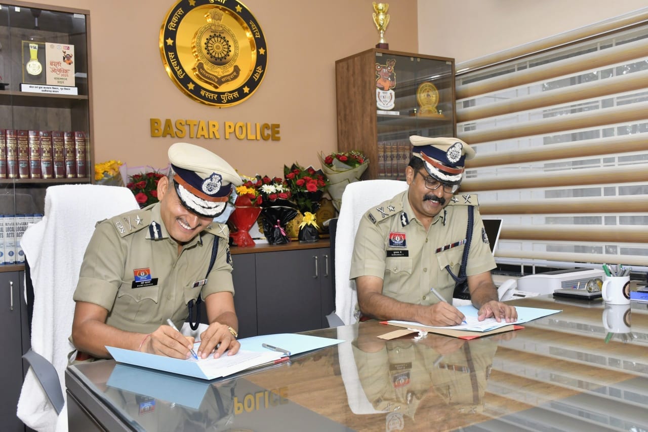 नए आईजी का स्वागत करने के साथ ही पदभार देते आईजी बस्तर सुंदरराज पी