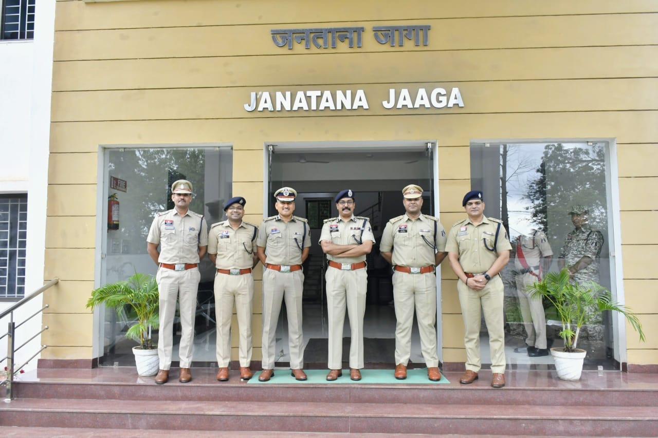 नए आईजी का स्वागत करने के साथ ही पदभार देते आईजी बस्तर सुंदरराज पी
