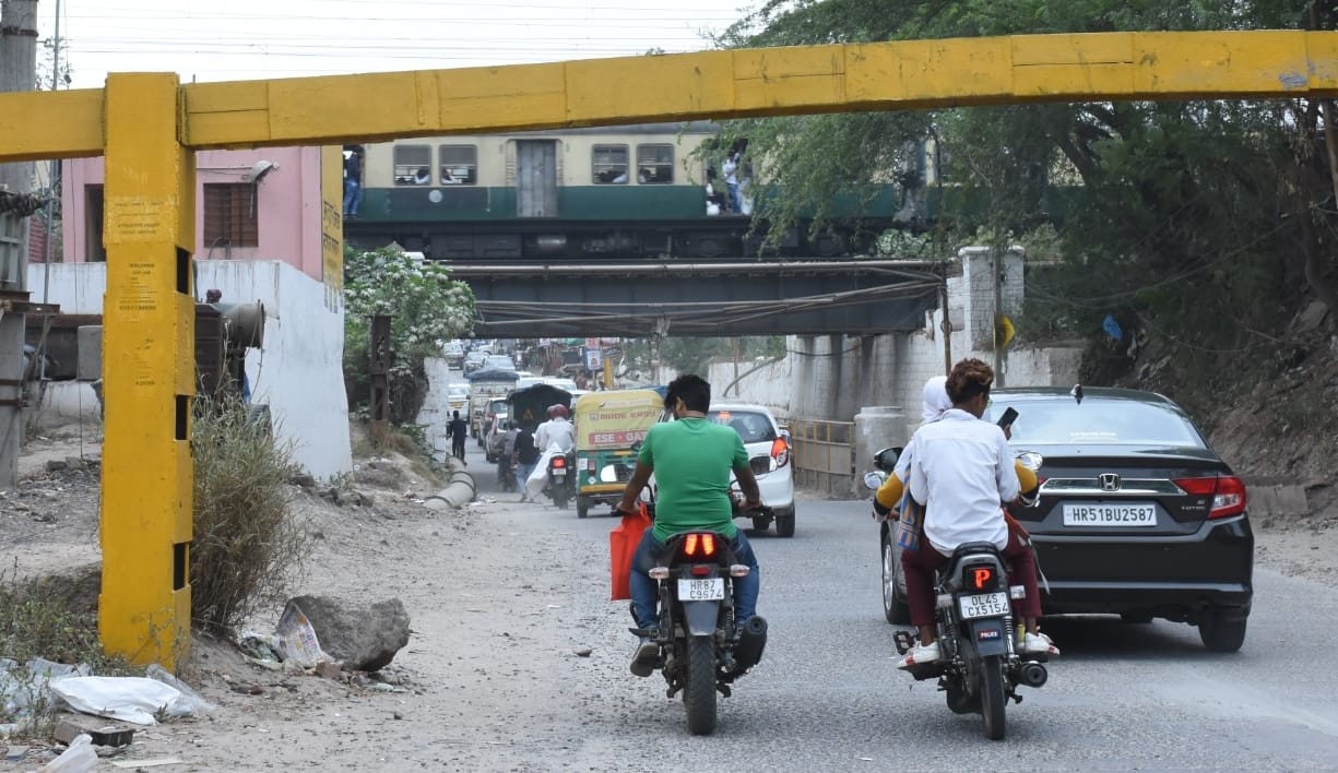 ओल्ड फरीदाबाद  रेलवे अंडरपास की फाइल फोटो ।