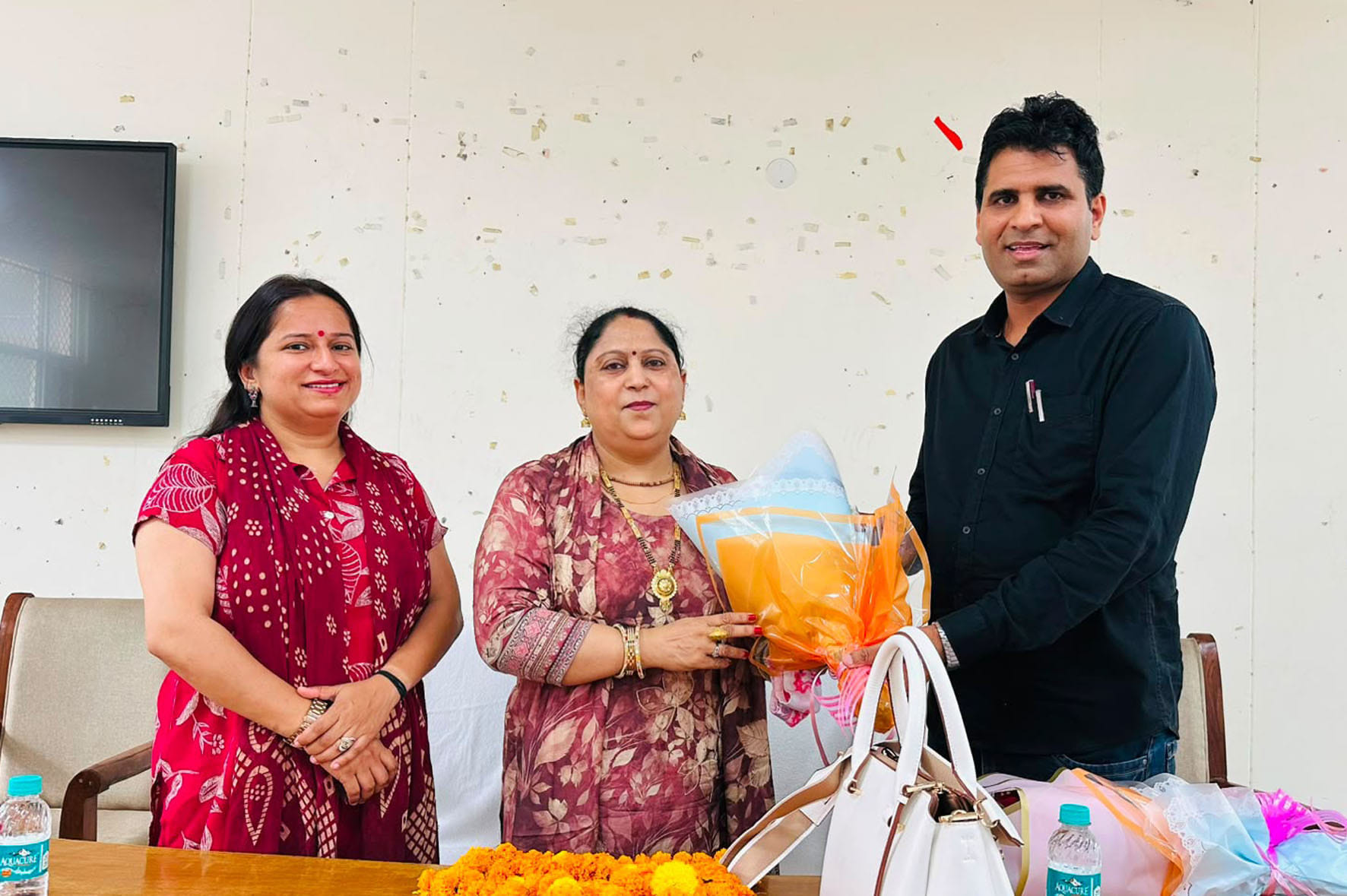 पूंडरी में शपथ ग्रहण के बाद नवनियुक्त चेयरपर्सन को शुभकामनाएं देते सरपंच लाभ सिंह जांबा।